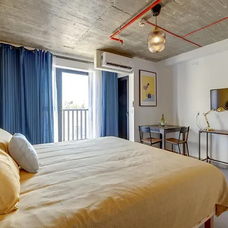Creek Hotel *